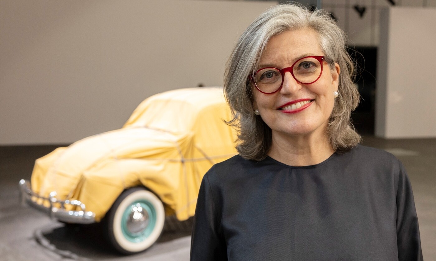 Patricia Amberg, Art Basel Unlimited 2024, vor der Installation des Künstlers Christo, ‘Wrapped 1961 Volkswagen Beetle Saloon’. (Bild: Sutton)