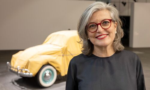 Patricia Amberg, Art Basel Unlimited 2024, vor der Installation des Künstlers Christo, ‘Wrapped 1961 Volkswagen Beetle Saloon’. (Bild: Sutton)