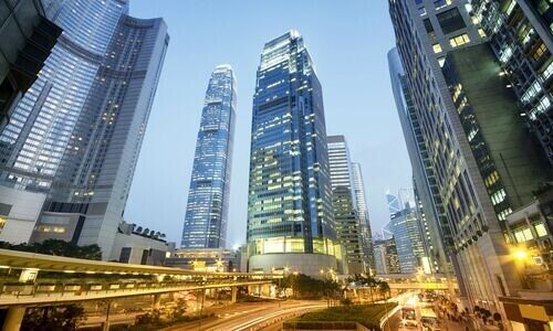 Hongkong in der Dämmerung (Bild: Shutterstock)