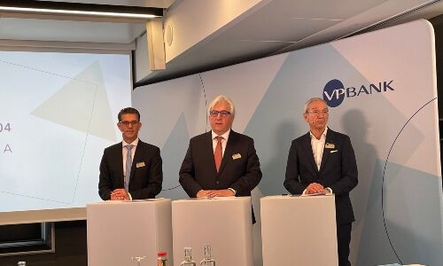 Jahresmedienkonferenz der VP Bank: CFO a.i. Philippe Wüst, CEO Urs Monstein, Verwaltungsratspräsident Stephan Zimmermann (Bild: finews.ch)