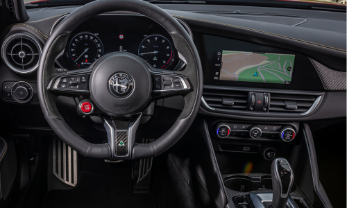 Cockpit des Alfa Romeo Giulia Quadrifoglio. (Bild: Stellantis, zVg)