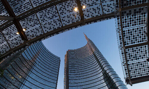 Unicredit a Milano (immagine: Shutterstock)