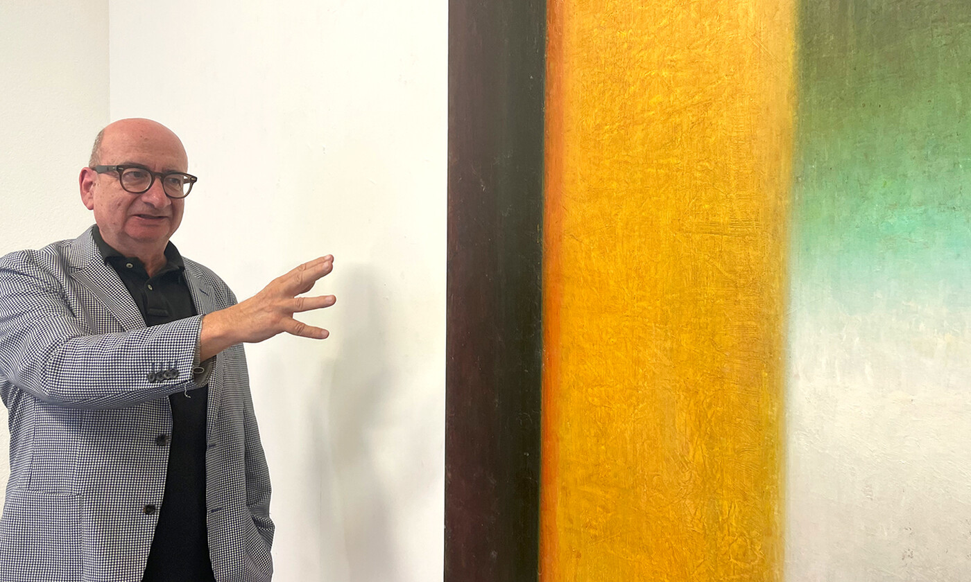 Alex Schlesinger in seiner Galerie vor einem Werk von Robert Bosisio (Bild: finews.art)