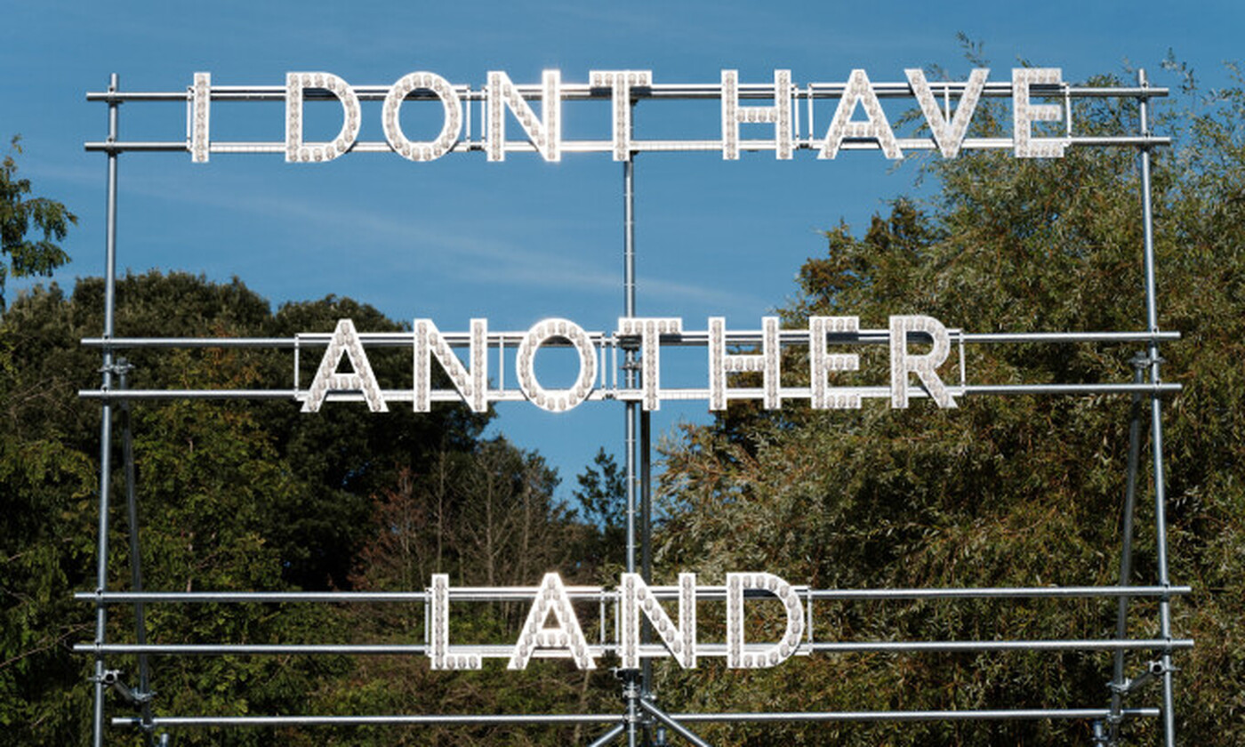 Nathan Coley, I Don't Have Another Land, 2022 (Bild: The Page Gallery. Frieze Sculpture 2024)