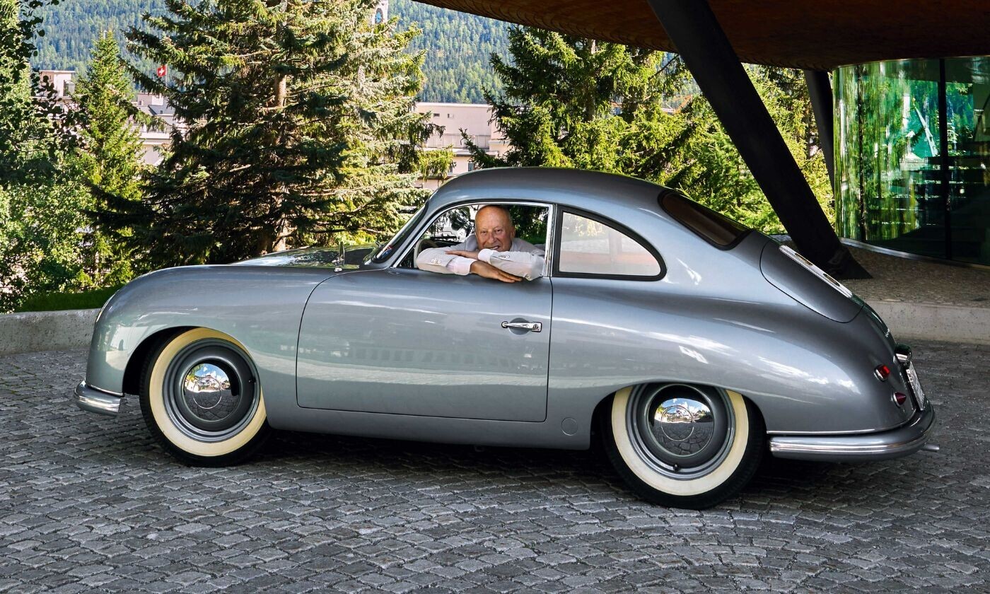 Der britische Stararchitekt unter seiner Chesa Futura in St. Moritz (Bild: Porsche, zVg)