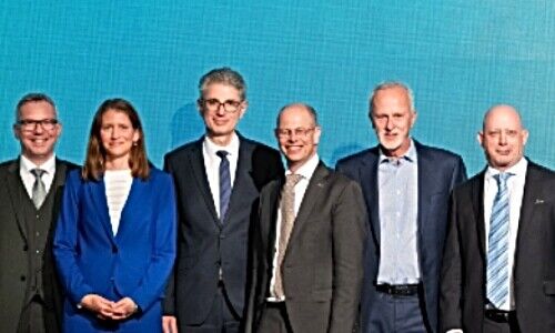 Adrian Gubser (vierter von links) mit dem Avera-Verwaltungsrat (Bild: Bank Avera) 