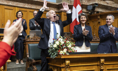 Ueli Maurer, links, jubelt bei seinem Abschied aus dem Bundesrat (Bild: Keystone)