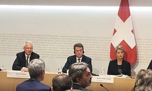 CS-Präsident Axel Lehmann, UBS-Präsident Colm Kelleher und Finanzministerin Karin Keller-Sutter an einer Medienkonferenz zur Übernahme im März 2023 (Bild: finews.ch)