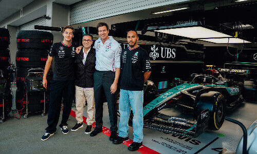 George Russell, Iqbal Khan, Totto Wolf, LeGeorge Russell, Iqbal Khan, Toto Wolff, Lewis Hamilton (da sinistra)wis Hamilton (da sinistra)