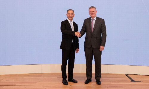 Eddie Yue, VRP CMU OmniClear, und Marcus Harréus, Global Head Commercials, Securities Services SIX, von links (Bild: zvg)