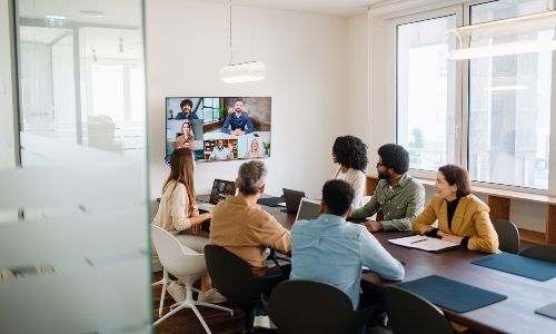 Von zu Hause aus an der Sitzung teilnehmen? Bei J.P. Morgan geht dies künftig nicht mehr. (Bild: Shutterstock)