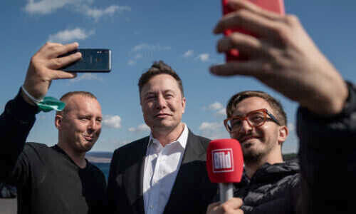 Elon Musk mit Fans (Bild: Keystone)