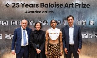 Thomas von Planta, VRP Baloise mit den Preisträgern Tiffany Sia und Ahmed Umar sowie Clemens Markstein, CEO Baloise Schweiz. (von links, Bild: Michael Hochreutener)
