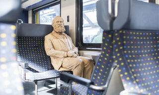 Alfred-Escher-Statue im Zug (Bild: Keystone)