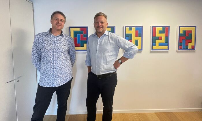 Valentin Magaro (links) und Thorsten A. Bertl vor der Serie Tetris (Bild: finews.art)